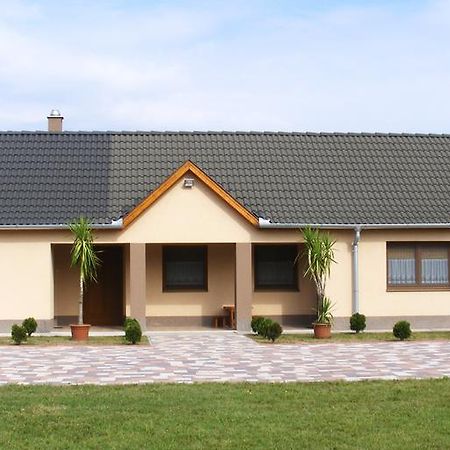 Szerencsecsillag Vendégház Kiskorös Exterior foto