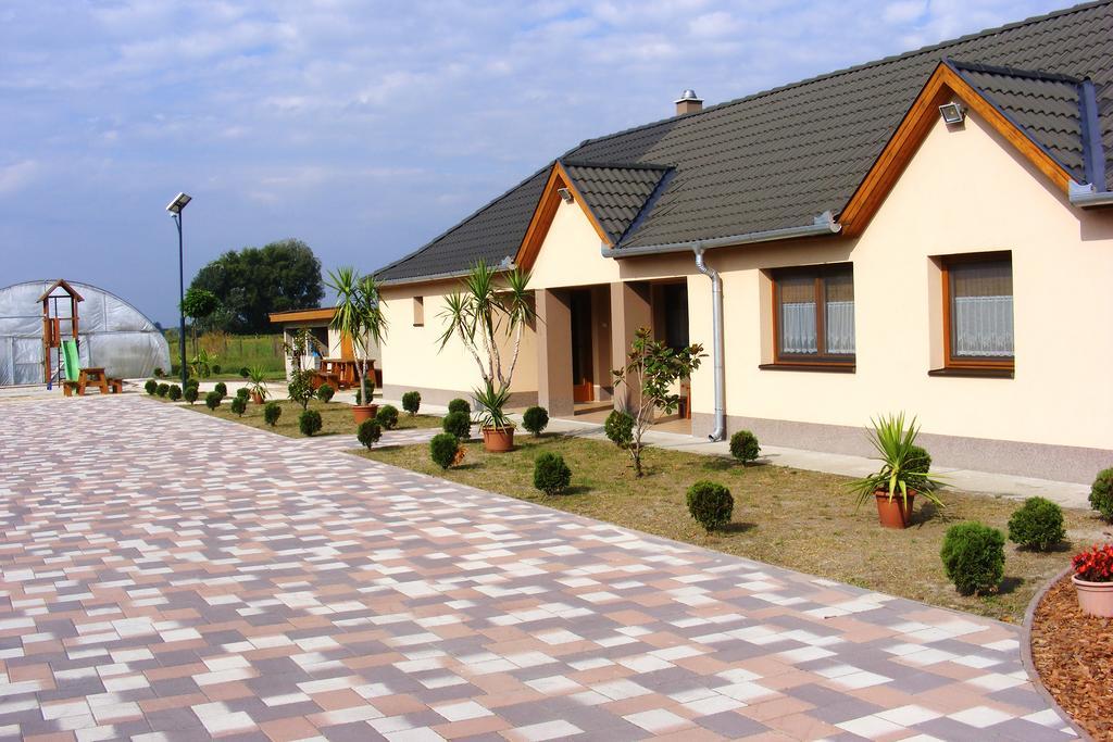 Szerencsecsillag Vendégház Kiskorös Exterior foto