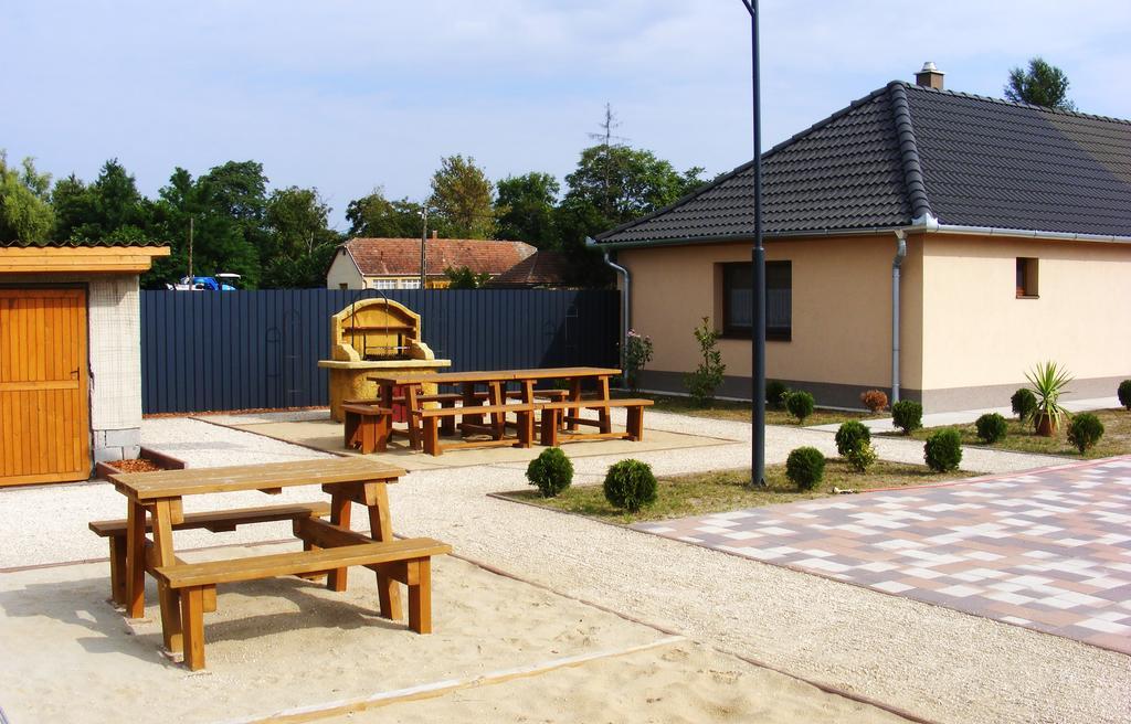 Szerencsecsillag Vendégház Kiskorös Exterior foto