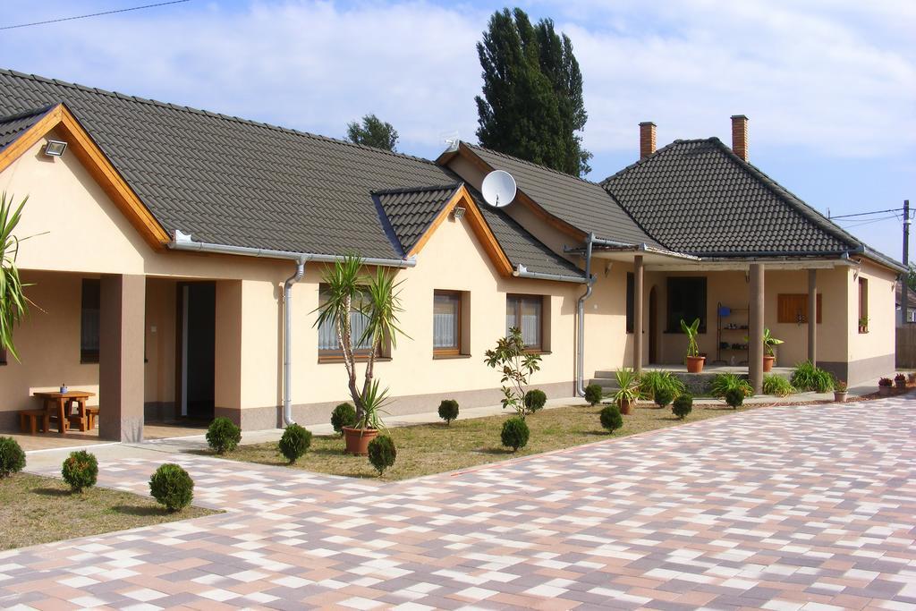 Szerencsecsillag Vendégház Kiskorös Exterior foto
