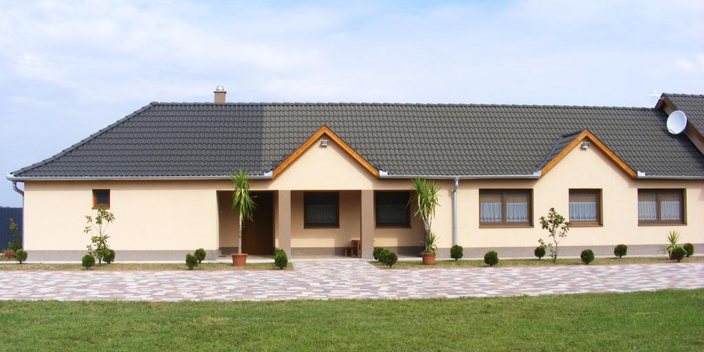 Szerencsecsillag Vendégház Kiskorös Exterior foto