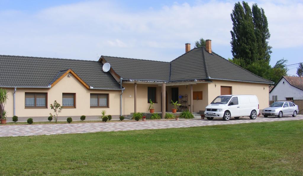 Szerencsecsillag Vendégház Kiskorös Exterior foto
