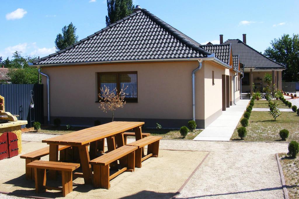 Szerencsecsillag Vendégház Kiskorös Exterior foto
